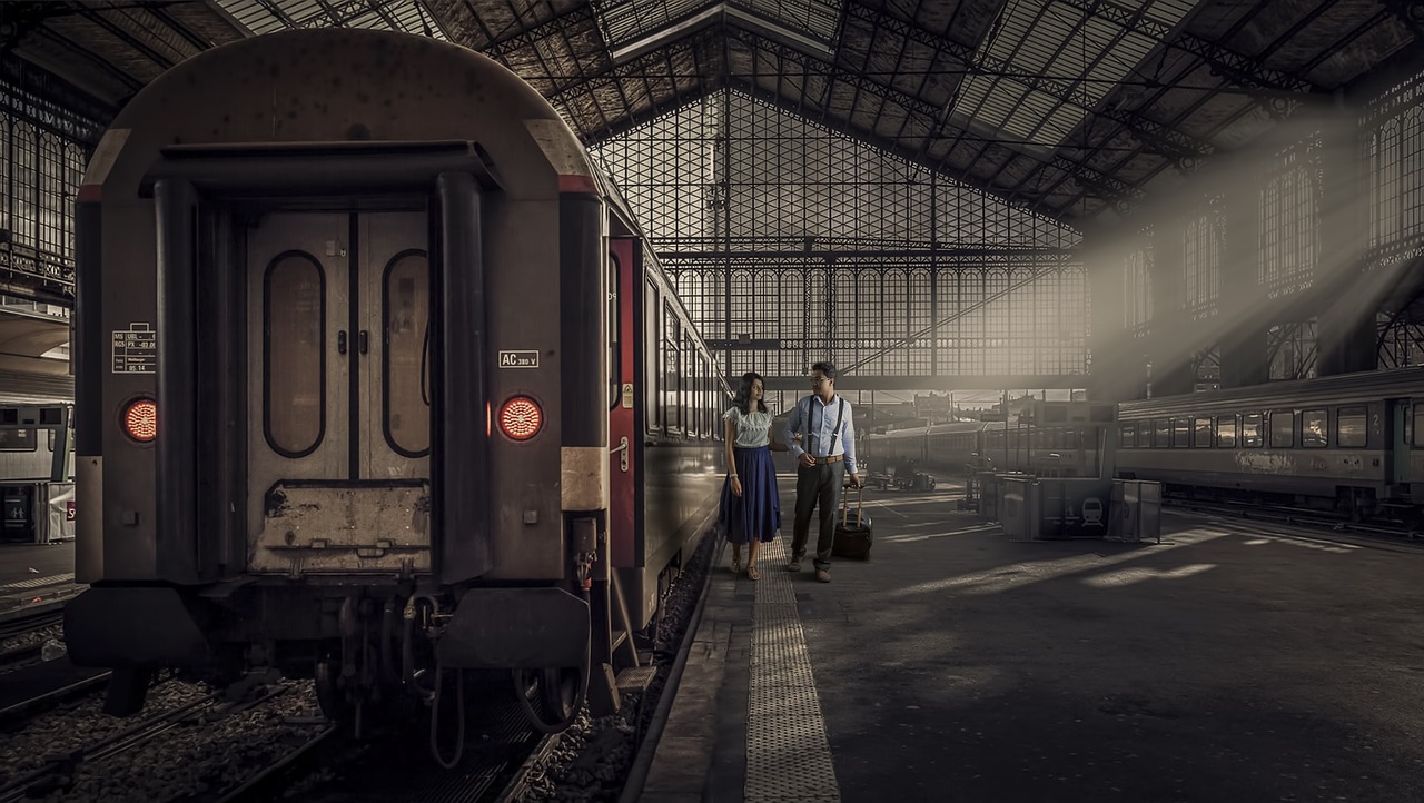 Train station, couple, traveling — Beautiful towns that are must visit in Lake Como Italy