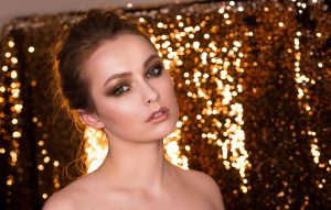 Woman, portrait, bust — Hoe besparen op deftige of feestelijke kleding?